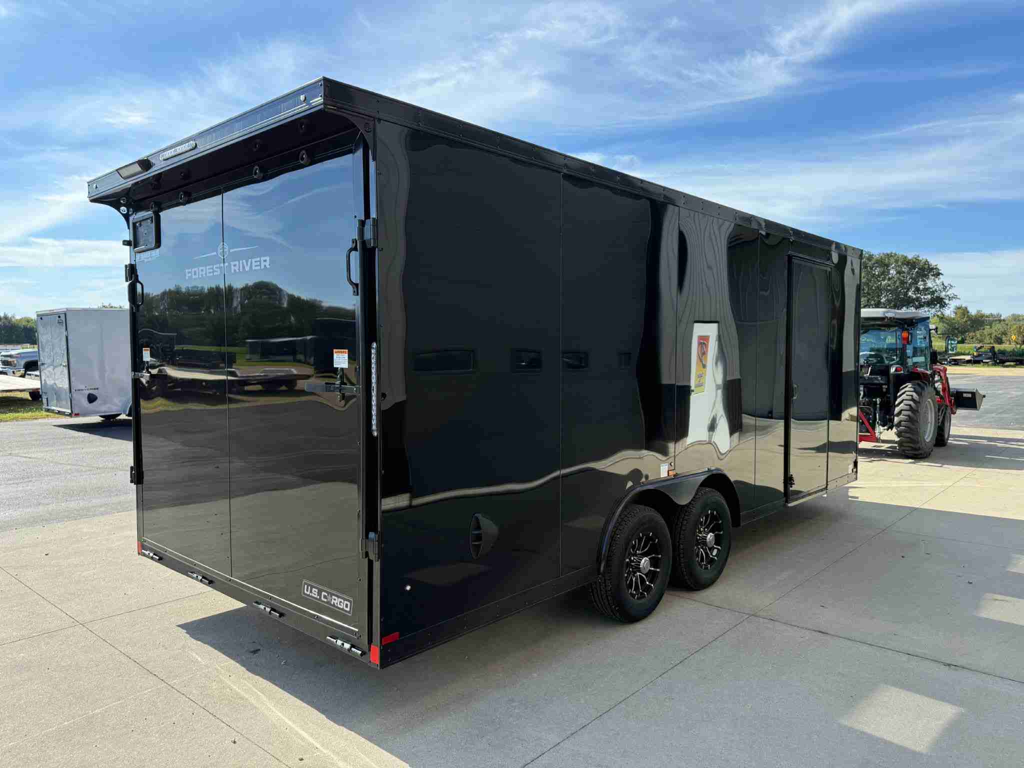 2027 US CARGO 8.5' X 20' X 7' 9800LB GVWR ENCLOSED TRAILER WITH BLACK OUT PACKAGE AND .080 POLYCORE EXTERIOR - Image 4