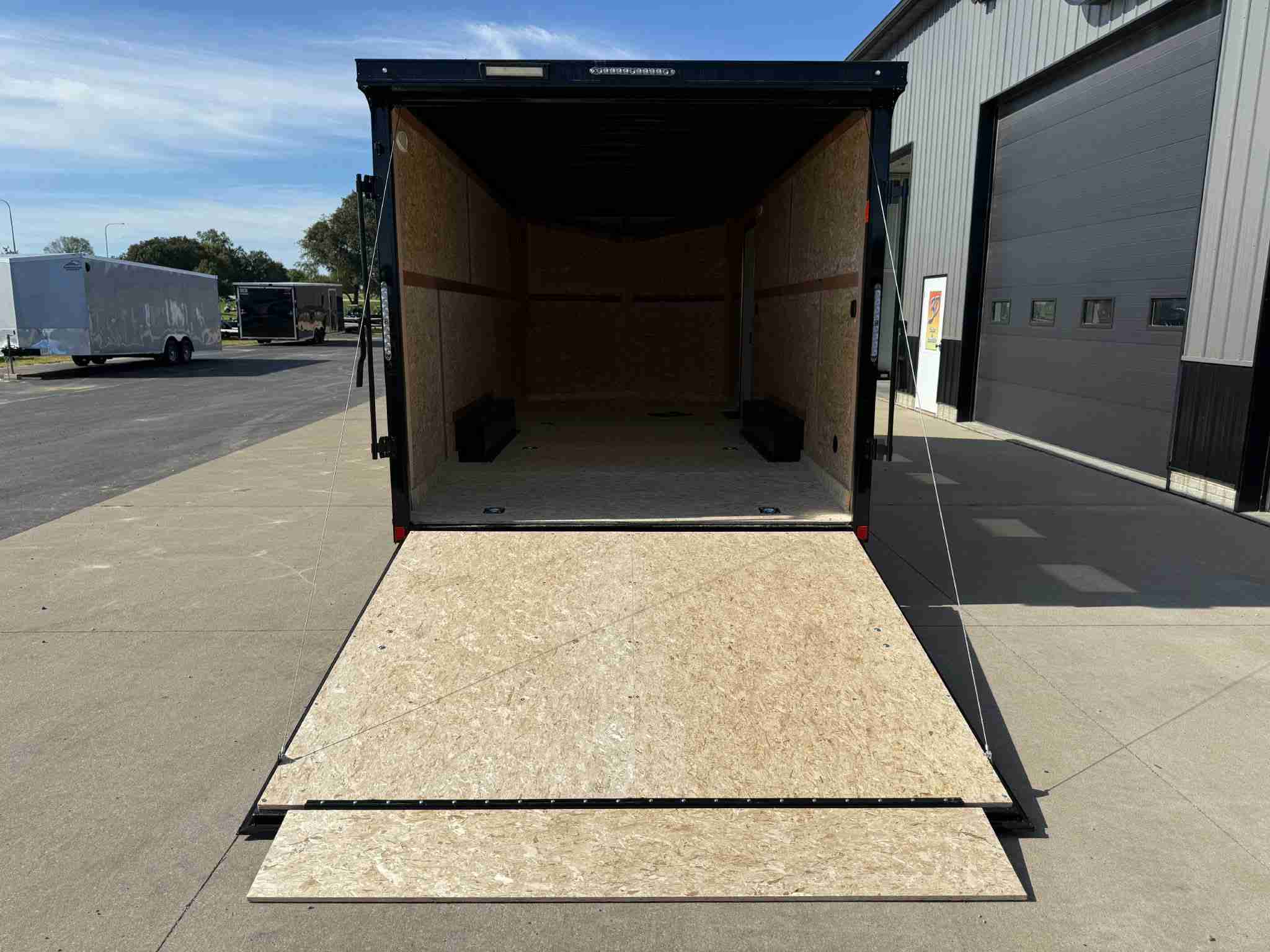 2027 US CARGO 8.5' X 20' X 7' 9800LB GVWR ENCLOSED TRAILER WITH BLACK OUT PACKAGE AND .080 POLYCORE EXTERIOR - Image 6